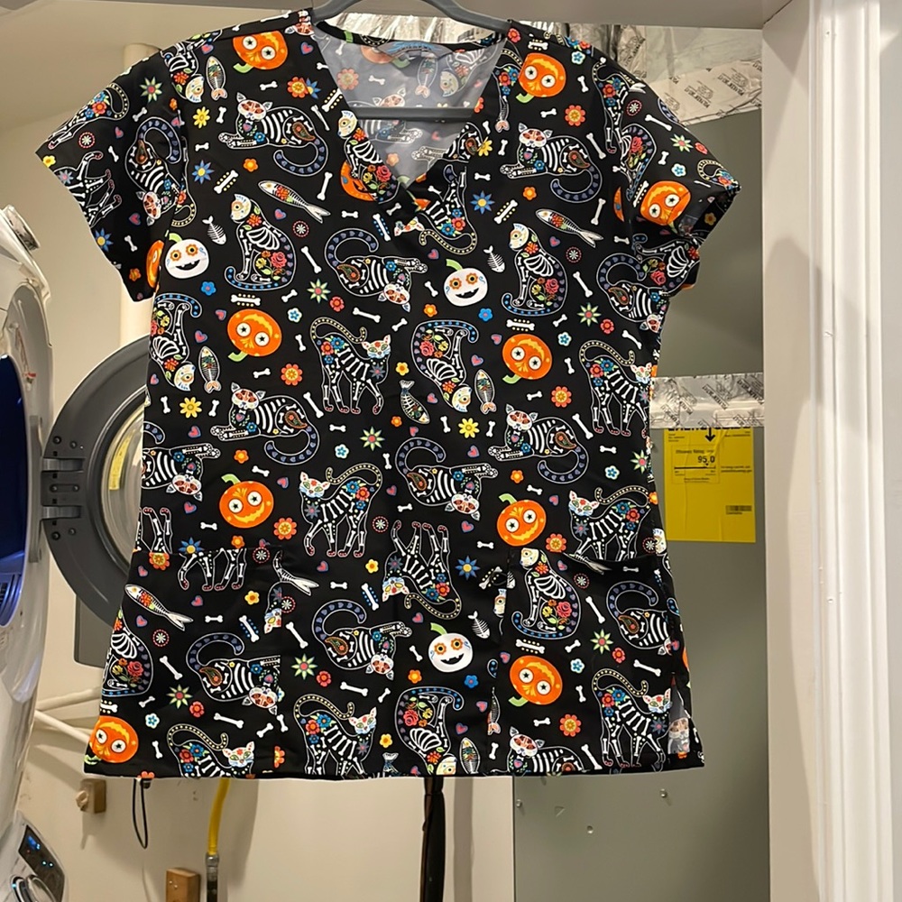 Halloween candy skull scrub top size S